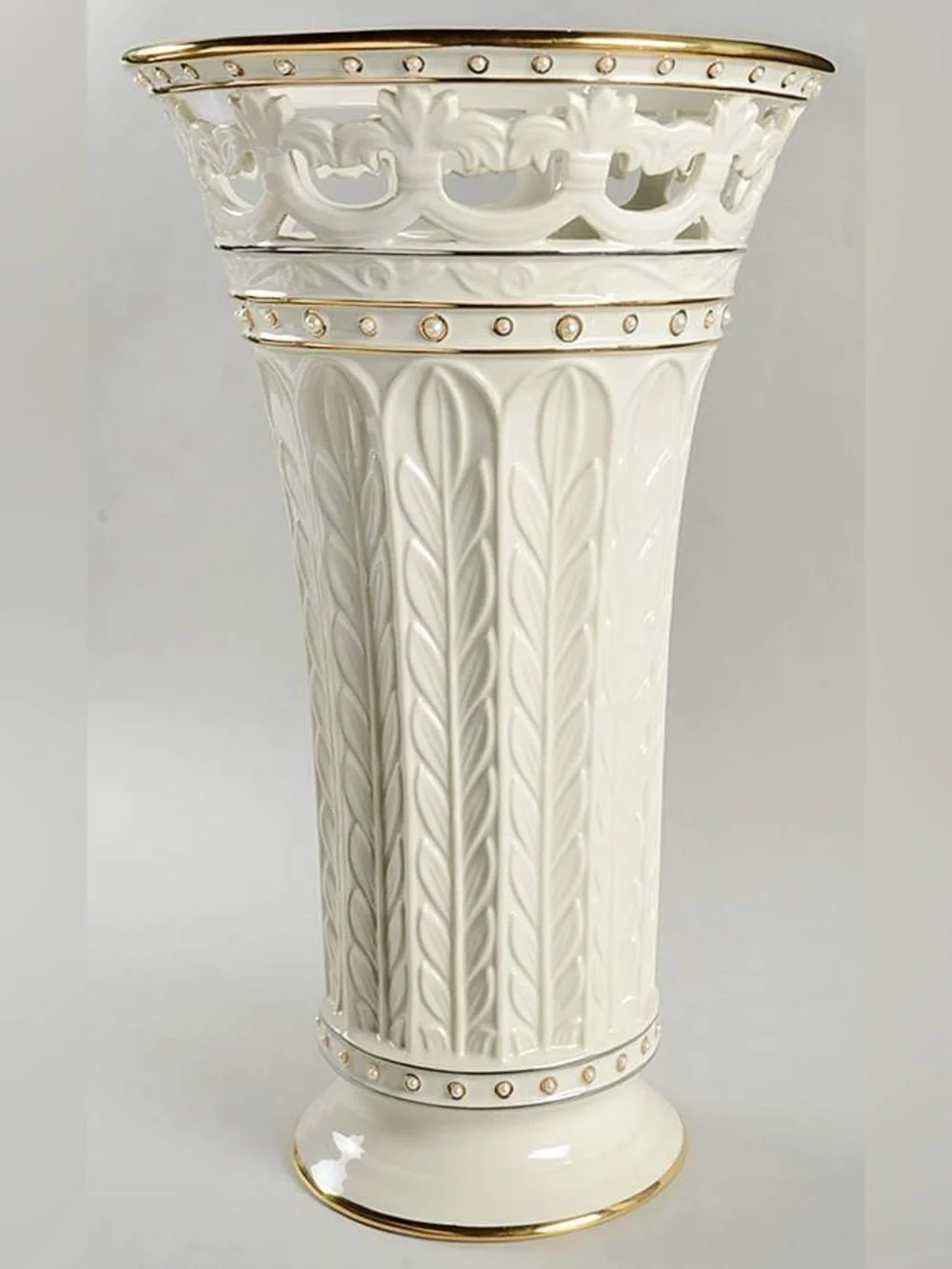 Lenox: Florentine & Pearl Cream Ceramic Vase with Gold Rim Accents. Like New.